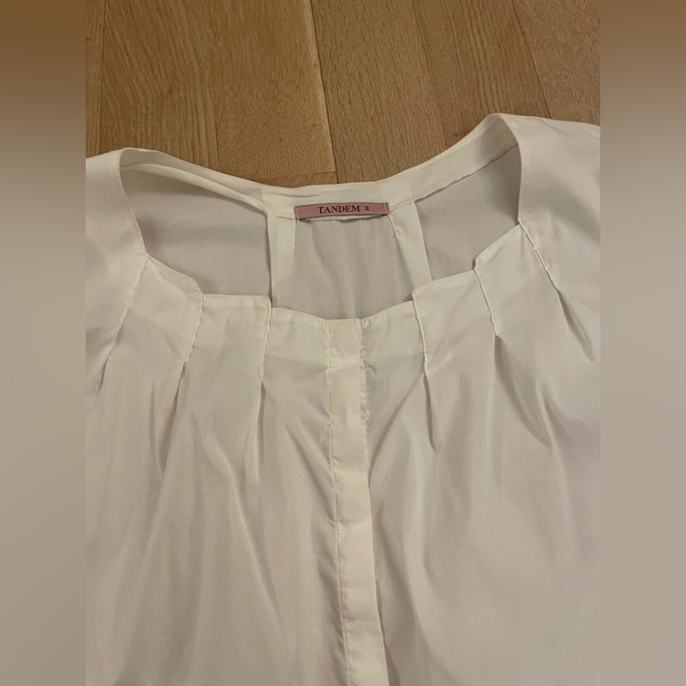 Beautiful white buttoned blouse - Picture 3 of 7